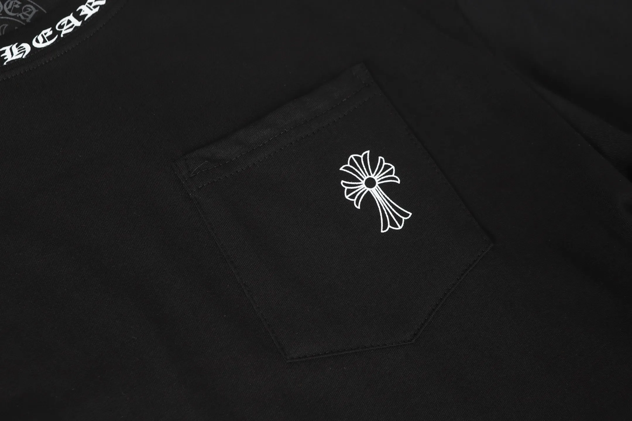 P150 cross-border model, please do not place an order if you pursue perfection -Chrome Hearts/Chrome Hearts 23ss cross✝️Sanskrit printed popular long-sleeved T-shirt -High weight, high density and high quality, soft, delicate and skin-friendly wool, soft and silky to the touch, excellent warmth and skin-friendly properties -Customized weaving and dyeing, no color difference, no matter the fabric or workmanship details, beat the ordinary version on the market -Colour: black white -Size: S M L XL